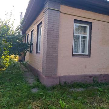 Продам будинок з великою земельною ділянкою.