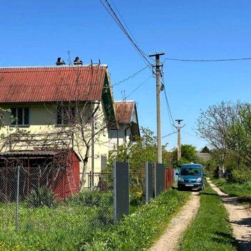 Доглянута дача.Тисменицький напрямок.2 поверхи, камін.Ліс, озеро поруч