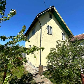 Доглянута дача.Тисменицький напрямок.2 поверхи, камін.Ліс, озеро поруч