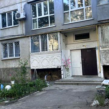Продам двухкомнатную квартиру в центре.