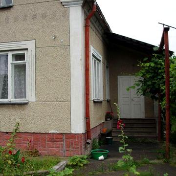 двоповерховий цегляний будинок