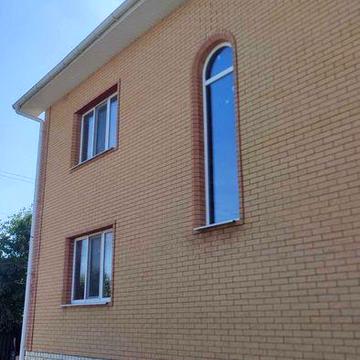 Великий будинок недалеко від центру міста