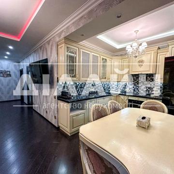 4 х комн VIP уровня по Соборному 153 .