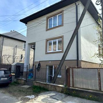 Продається напівособняк в м. Хуст на 3 квартири