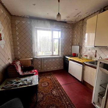 2 кім. квартира в селі Коржі, поряд залізнична станція до Києва 65 км.