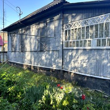 Продам половину дому з земельною ділянкою