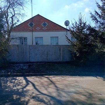 Будинок великий.