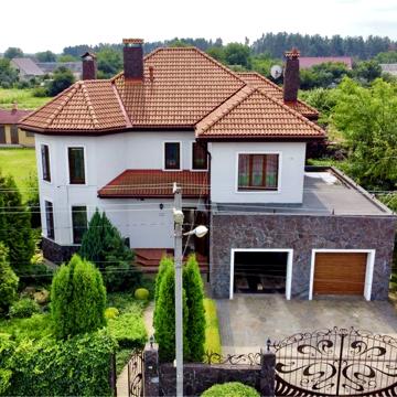Родина продає якісний будинок з неймовірної краси територією.