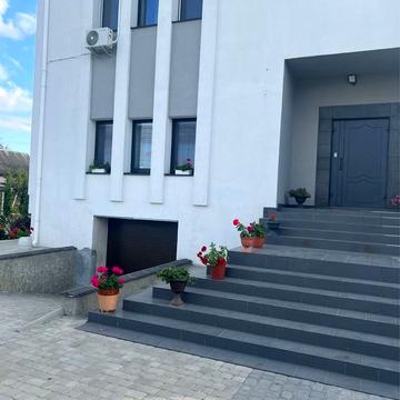 Власник. Квартира з гаражем.
