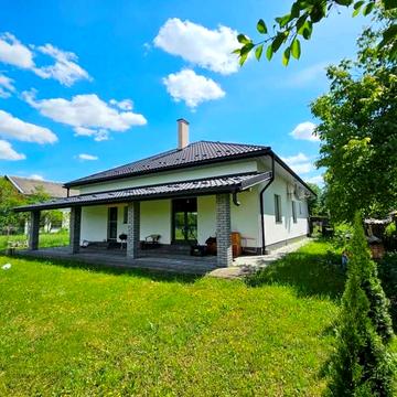 Продається сучасний одноповерховий будинок з меблями та технікою.