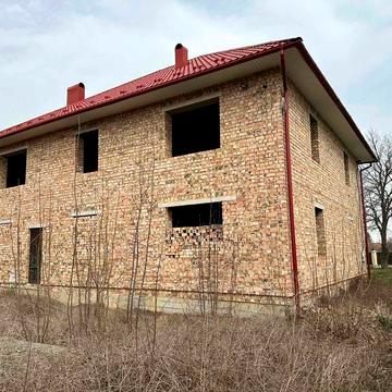 Сучасний особняк біля міста.