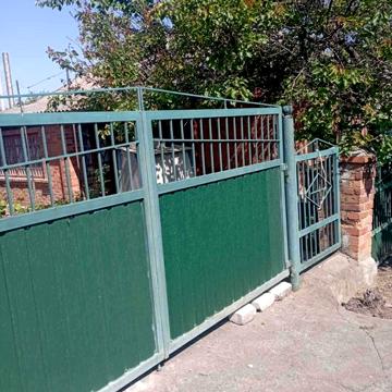Продається будинок в районі третьої  школи вул. Уріцкого.