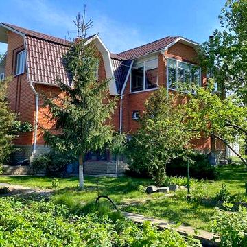 Продам просторный 2 эт. дом в хорошем месте, Березановка