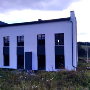Будинок на дві сімї  .200 квадратних метрів кожна половина.