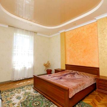 Продаж 2 кім. квартири по вул. Карпатська Брама з гаражем і альтанкою