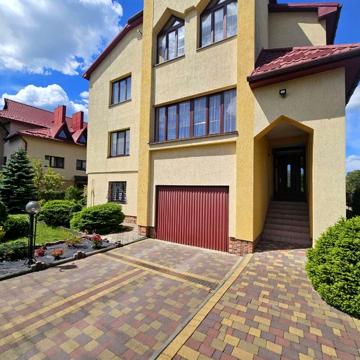 Продам триповерховий будинок у м. Трускавець