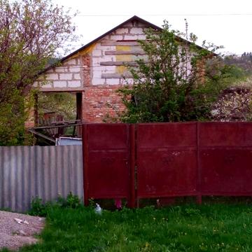 Продам недостроенный дом (есть погреб, свет и вода) и участок 30 соток