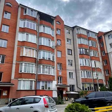 Простора квартира на Чернівецькій у двох рівнях