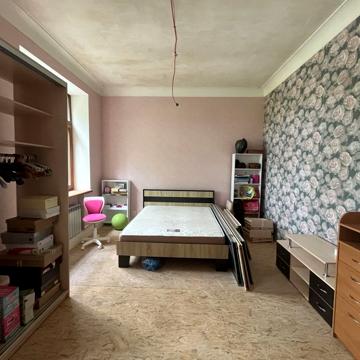 Продаж трьох кімнатноі квартири з індив. опаленням. Городок.