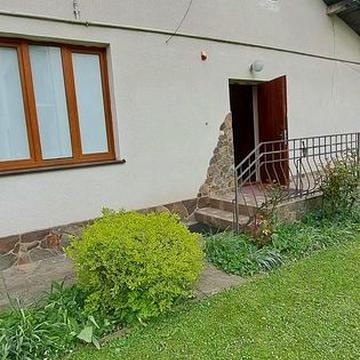 Продам особняк в центрі 120м2 є 6 соток землі та гараж