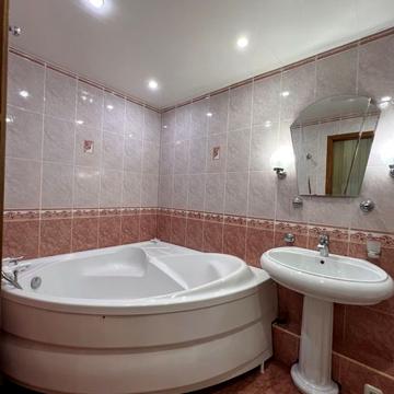 Продаж 3-кімнатної Центр, ремонт, 67м2, покращений план