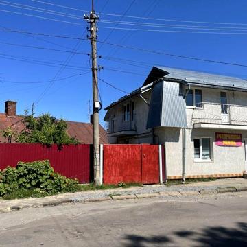 Продаж 2 поверхового будинку з балконами і ділянкою