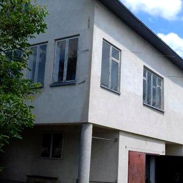 Будинок, земельна ділянка