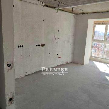 Простора квартира в новому будинку .