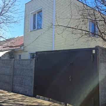 1/ 2 будинку поруч з центром міста. Є заїзд для авто.