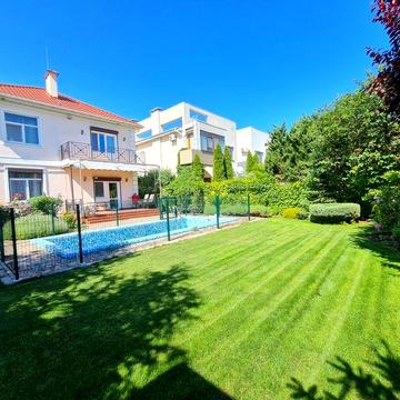 Добротный хозяйский дом с бассейном