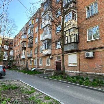 Продам 2-х кімнатну квартиру на вул. Незалежності (Титова), 2.