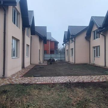 Польова вул., 8