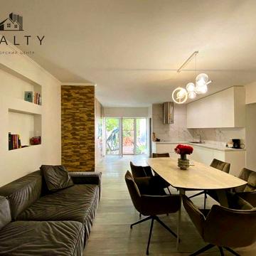 Продаж двоповерхового будинку з гаражем (22-386-094)