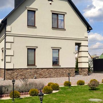Продам будинок з господарською будівлею, навісом та альтанкою