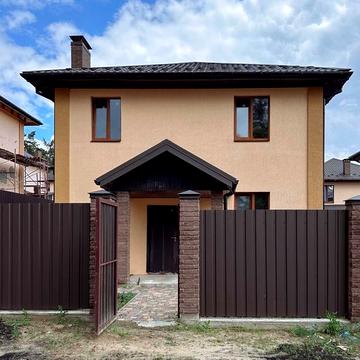 НОВИЙ ГОТОВИЙ БУДИНОК у лісовій частині Ірпеня . Є підвал і газ
