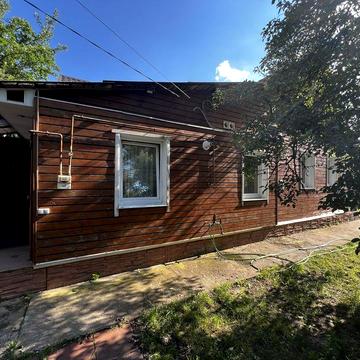 У центрі півбудинку на ділянці 3.51 сотих, вул. Українська.