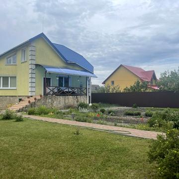 Заміський приватний будинок з ділянкою та окремою сауною