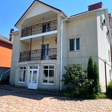 Продається новий будинок-готель біля річки від власника