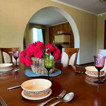 Будинок з власним бізнесом