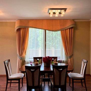 Будинок з власним бізнесом