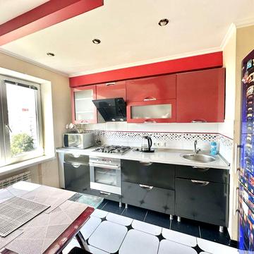 Відмінна 3-кімнатна кв по вул Дніпровські пороги