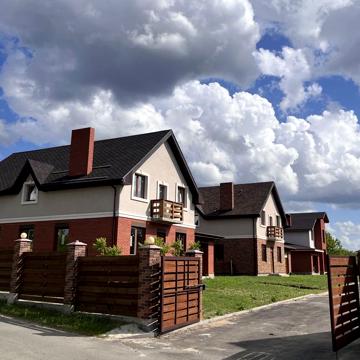 Продам дом с видом на озеро и сосновый лес.