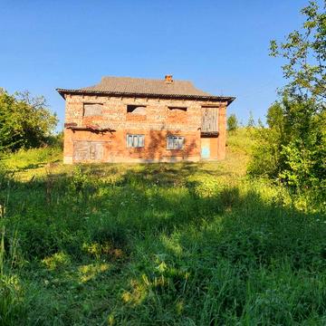 Продається незавершений будинок у центрі с. Креховичі