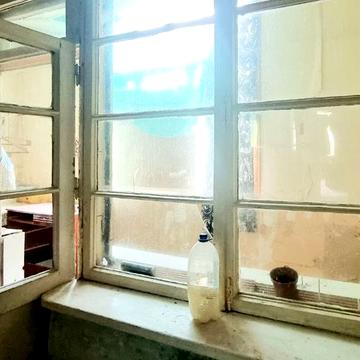 D1L Продам гостинку с большим  балконом, метро в пешей доступности.