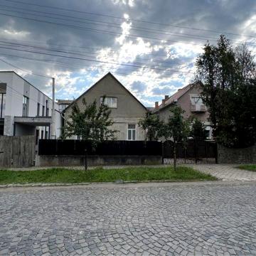 Дім на 8 сотинах престижна локація