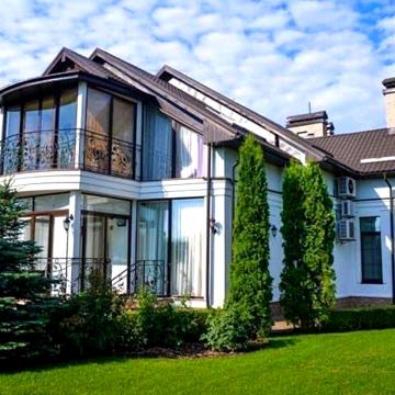Продажа дома в городке   с выходом на Днепр . Село Козин. Дамба