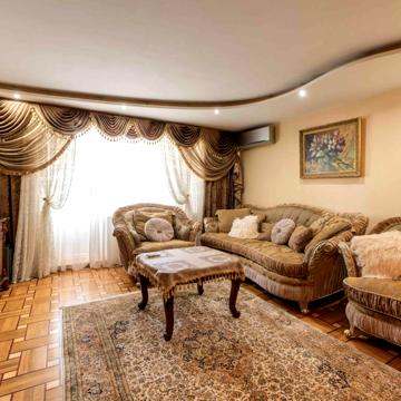 Академіка Глушкова просп., 32