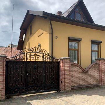 Продається половина будинку