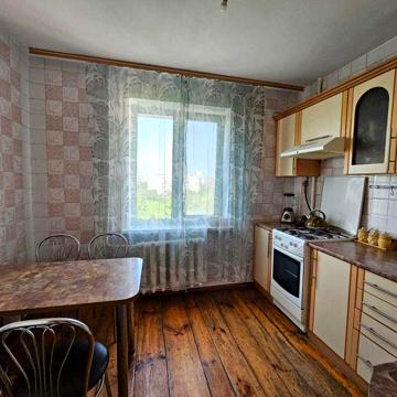 Продається велика 4-кімнатна квартира на Маликова