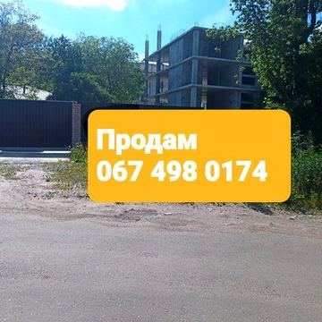 Продам  частину будинку  в центрі міста.
